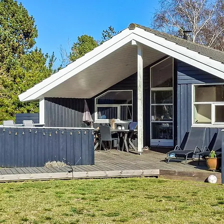 Three-bedroom In بيت للعطل Rødby
